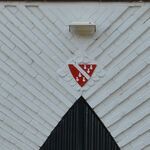 Boven de deur het gestileerde gemeentewapen van Bergen.
<br/>
Richard Keijzer, 2014-03-13